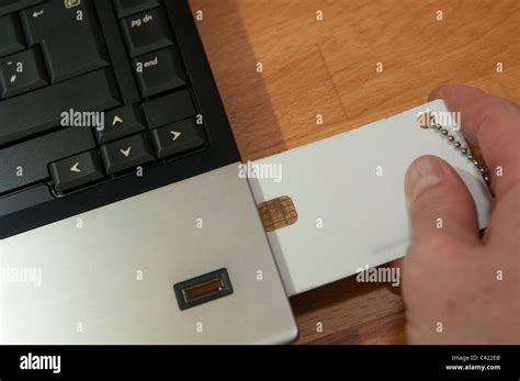Laptop with built in smart card reader - militarynimfa