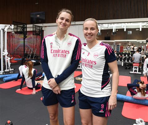 Beath Mead and Vivianne Miedema to work with FIFA on ACL research