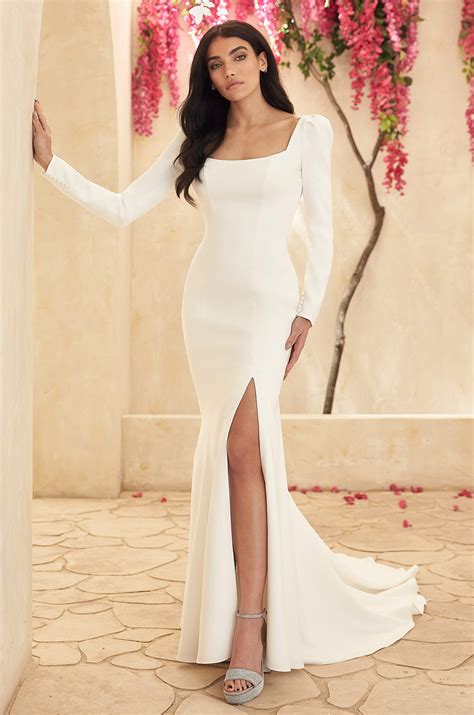 Timeless Elegance: Square-Neck Wedding Dresses | Kleinfeld Bridal Blog