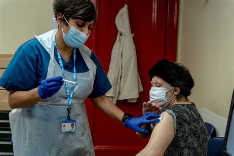 Vaccine Rollout Gives U.K. a Rare Win in the Pandemic - The New York Times