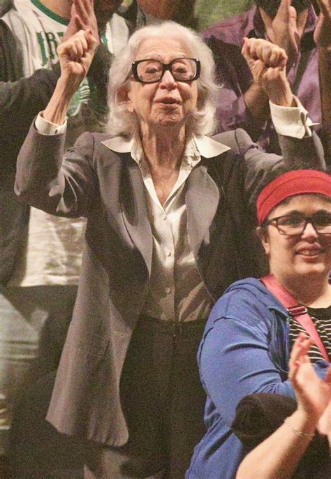 Ovacionada O Que Significa - Fernanda Montenegro é ovacionada durante a peça de Gregório Duvivier no Rio