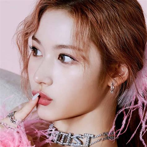 Сана из TWICE призналась, что обожает смотреть мемы, которые делают ...