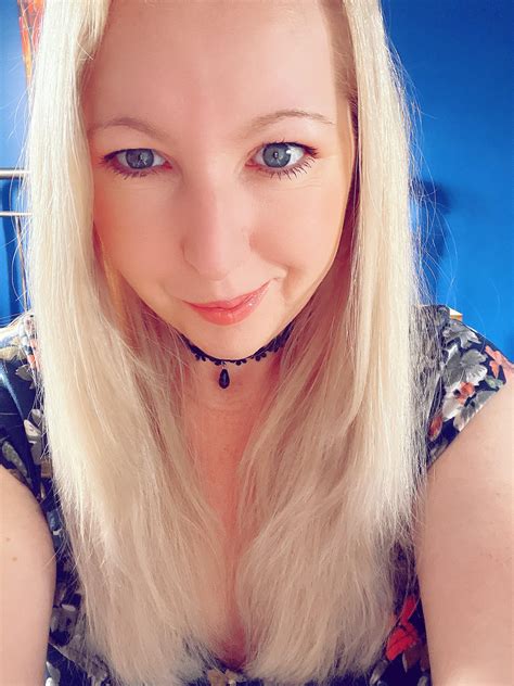 [41] Happy Friday girlies, get all dressed up, set your eyes to ‘stun