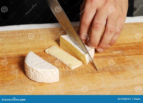 Como Cortar O Queijo Brie - Equipe O Corte Do Queijo Do Brie Na Placa Da Cozinha Imagem de Stock ...