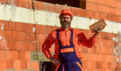Bouwvakker. Baard Draagt Een Harde Hoed Op De Bouwplaats. Bouwmateriaal