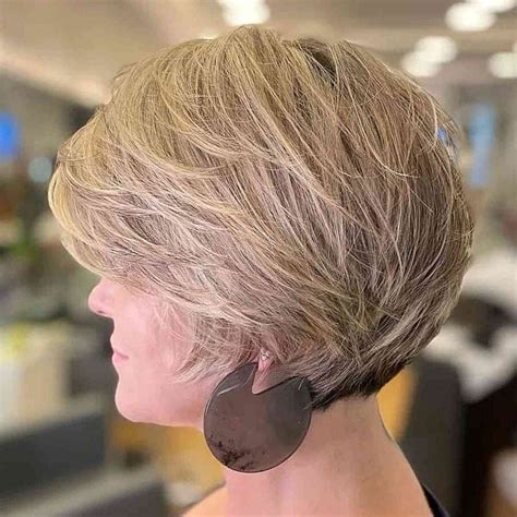 29 Feathered Bob Haircuts That Add Fullness & Movement to Your Hair