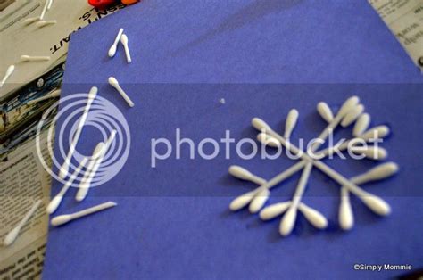 Christmas Countdown Day #9 - Q-tip snowflakes craft | Simply Mommie