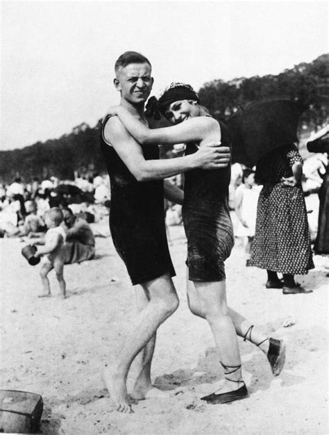 Foxtrott am Wansee, um 1925. Photograph unbekannt. | Beach fashion ...