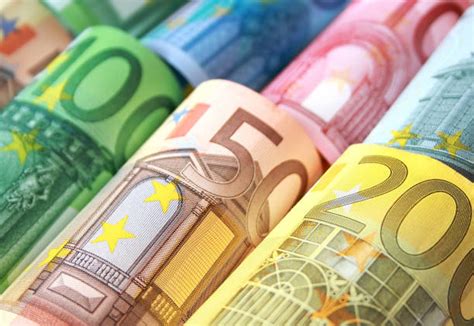 Mata Uang Uni Eropa Euro Foto Stok, Potret & Gambar Bebas Royalti - iStock