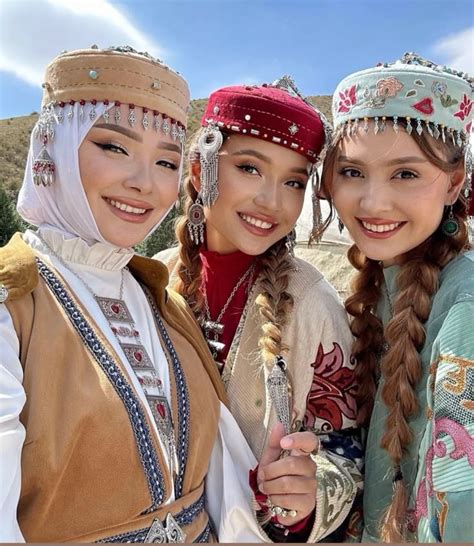 pin  vanesa montacuto  pueblos del mundo kazakh clothes