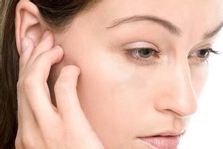 Почему чешутся уши внутри у человека?