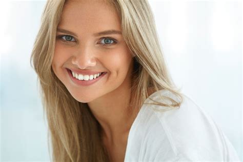 woman-smiling-at-camera | Body Language Central