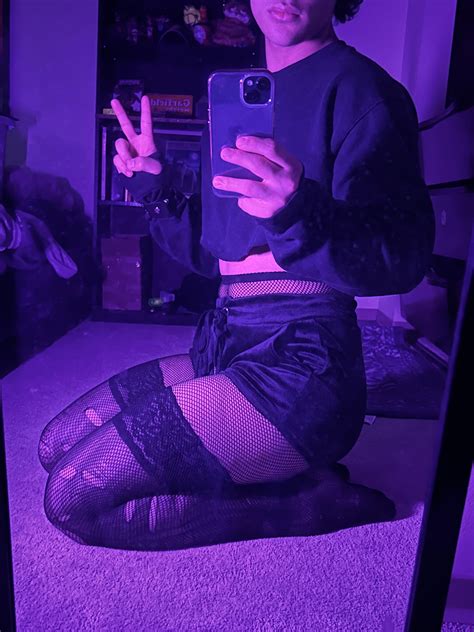 Femboy thighs 🖤 : r/femboy