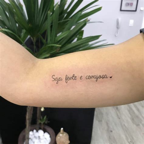 Tatuagem Seja Forte E Corajosa Com Flor - Seja forte e corajosa: 40 opções de tatuagem com a frase bíblica ...