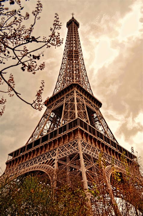 what color is the eiffel tower in paris 4