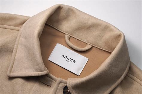 Бирка с логотипом Mockup Label, вышитая на коричневой куртке | Премиум ...