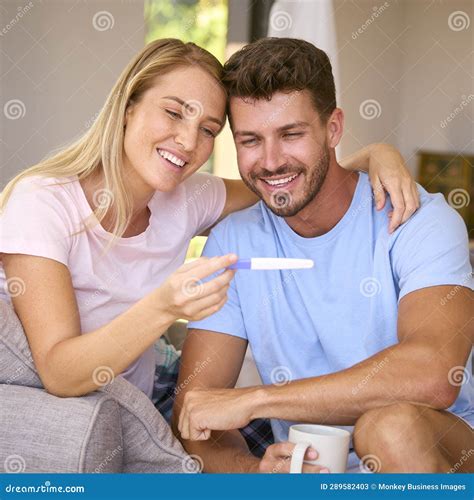 Casal Animado No Quarto Em Casa Celebrando O Resultado Positivo Do