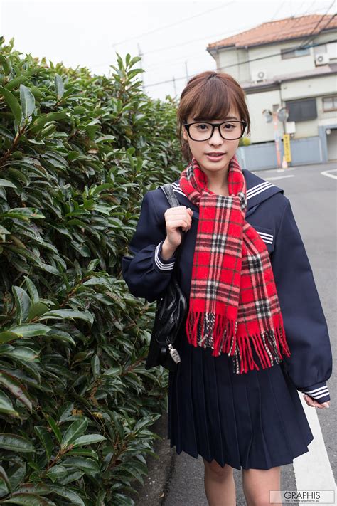桃乃木かながセーラー服を脱いでいくJK画像 | 女子校生制服フェティシズム