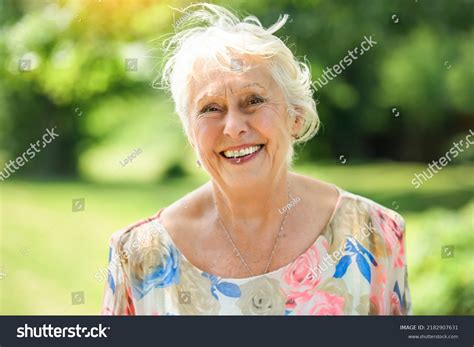 971 75 Year Old Woman Bilder, Stockfotos, 3D-Objekte und Vektorgrafiken ...