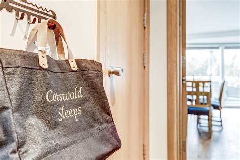 Merlin House - sunny lakeside property with enclosed deck and AC