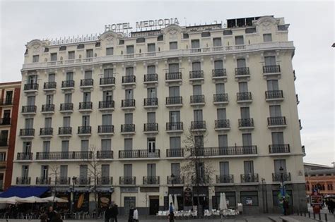 Entrada a la recepción y lado a de la subida a las habitaciones ...