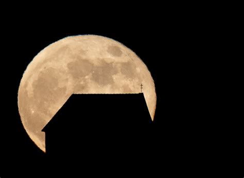 Super Flower Moon rises in clear sky over Sydney Opera House | Reuters