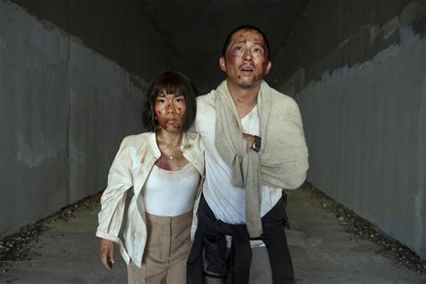 Review ‘Beef’: Phim hài đen trở thành hiện tượng ăn khách | ELLE Man