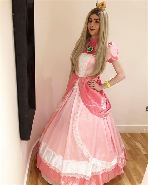 My Princess Peach cosplay from MCM 🍑👑👗 : r/crossplay