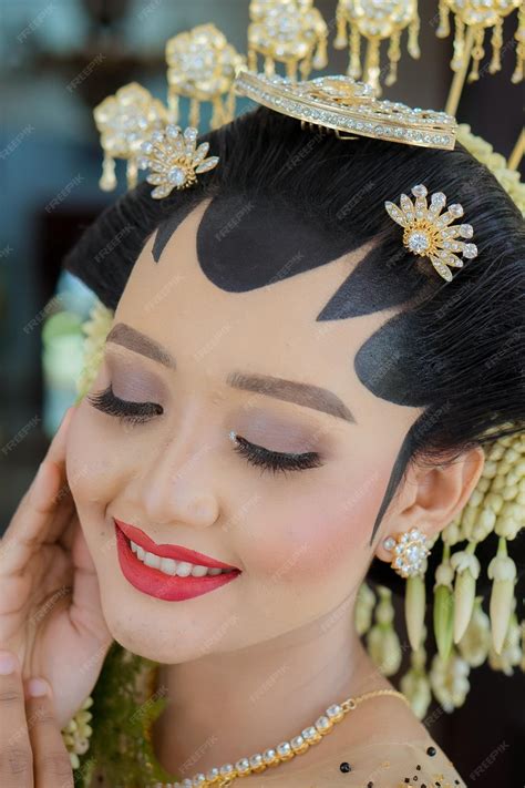 Premium Photo | Portrait of a woman with indonesian bridal makeupx9