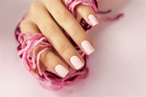 Manicura mate rosa claro en uñas cortas. | Foto Premium