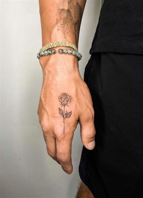 Tatuagem Masculino - Desenhos De Tatuagem Na Mao E No Pulso Para Homens A Copa Do Mundo Em