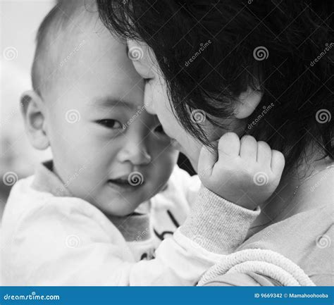 Moeder en zoon stock foto. Image of jongens, chinees, liefhebben - 9669342