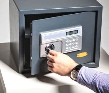 Как открыть сейф, если села батарейка - Lockservice.pro