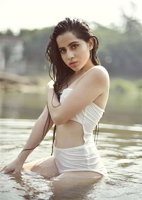 Hot bikini photos of Urfi Javed - flaunting her fine body - THN News