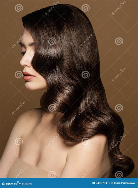 Model Waves Hairstyle. Brunette Beauty with Smooth Hollywood Curls