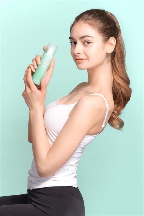 cosmetic model korean cosmetic brown hair wavy hair Felicream