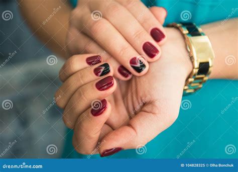 Belle Unghie Del ` S Della Donna Con Il Bello Manicure Rosso Immagine ...