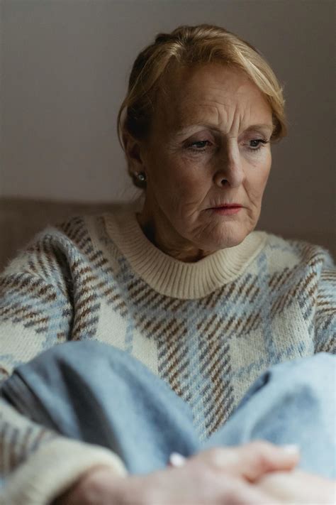 Vi a mi suegra colarse en nuestra habitación por la noche y poner algo