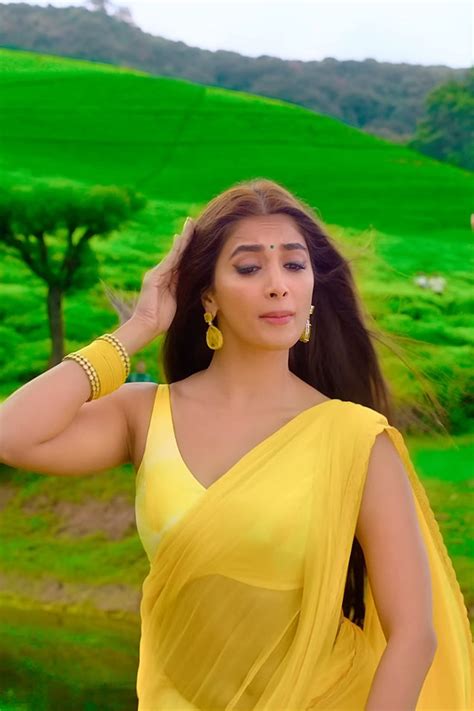 Pooja Hegde : r/IndianActressHub