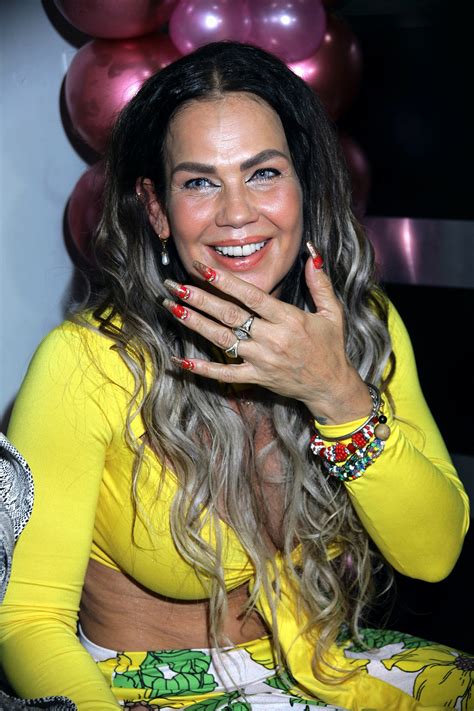 Juan Vidal sorprende a Niurka con romántico gesto en el aeropuerto