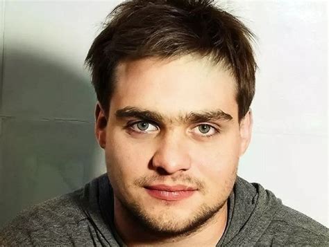 СМИ: сын Михаила Ефремова получил тяжелые травмы, выпав из окна на 3-м ...