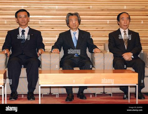 tokyo japan prime minister junichiro koizumi   flanked