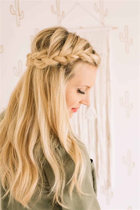 Fashion magazines explain the history of the braid with crown 35