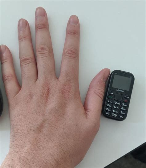 Zanco tiny t2 review: Hands on with the world's smallest 3G phone