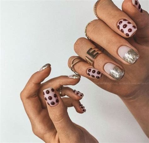 Маникюр с блестками | Glitter manicure, Beige nails design, Manicure