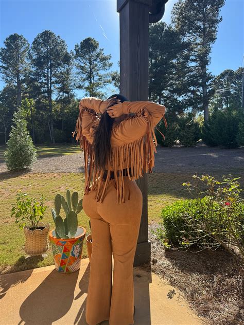 Tania Bombon - Tania Bombon added a new photo.