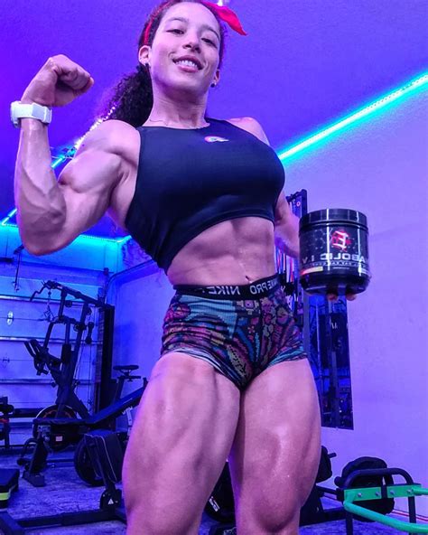 Carolyne Marquez (carolynefit_)