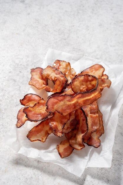 Premium Photo | Crispy cooked bacon rashers on parchment