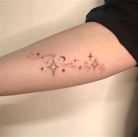 Tatuagem Lua E Estrela Delicada - 20 Pequenas Estrelas: Inspirações e Significados - 123 Tatuagens
