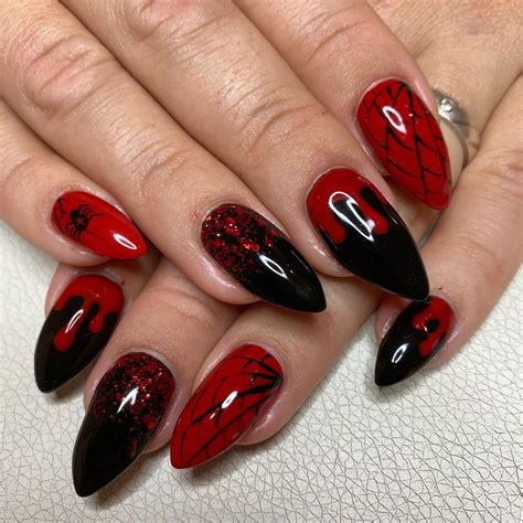Unhas Vermelhas E Preta